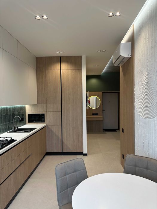 Продам квартиру з дизайнерським ремонтом.