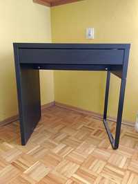 Ciemne biurko Ikea