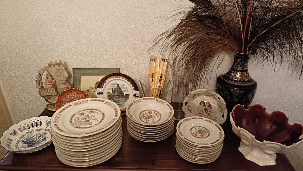 Conjunto de peças de cristal decorativas e taças