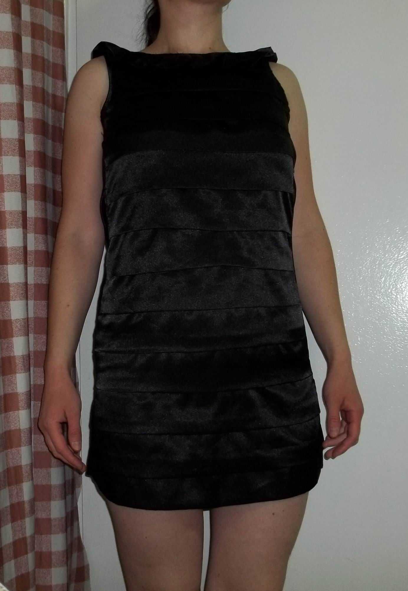 Sukienka mała czarna z falbankami przy dekolcie HISZPANKA