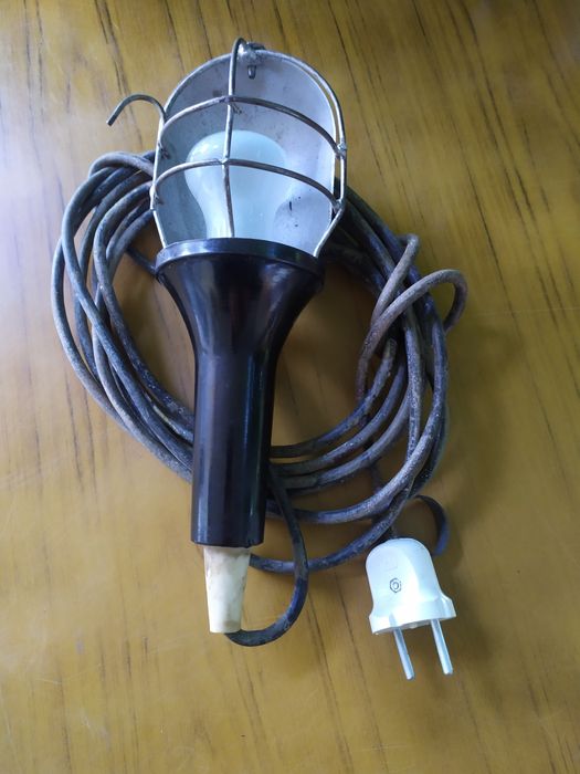 Лампа-переноска для гаража