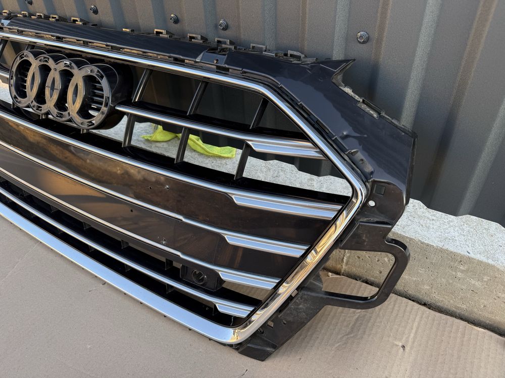 Решітка решетка радіаторів бампера центральна Audi A4 B9 lift рест