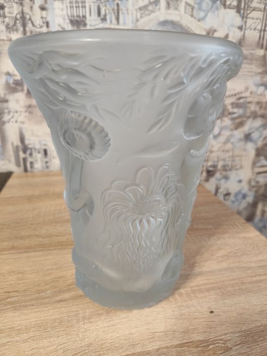 Ваза из матового стекла