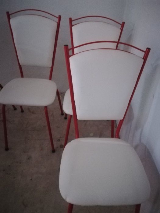12 cadeiras brancas