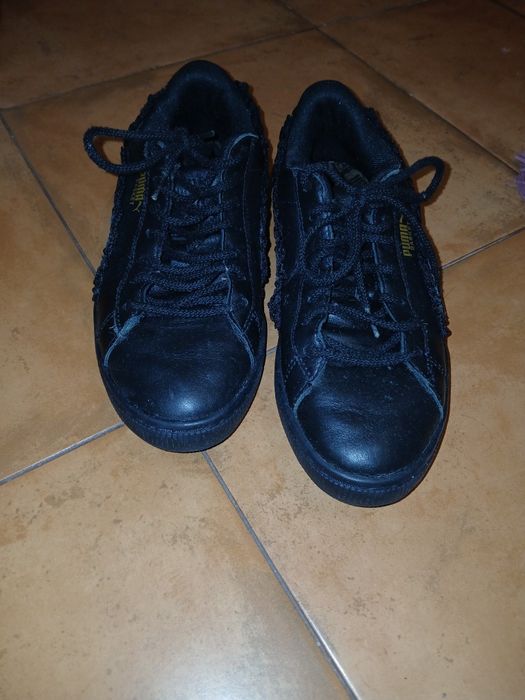 Ténis pretos da marca puma