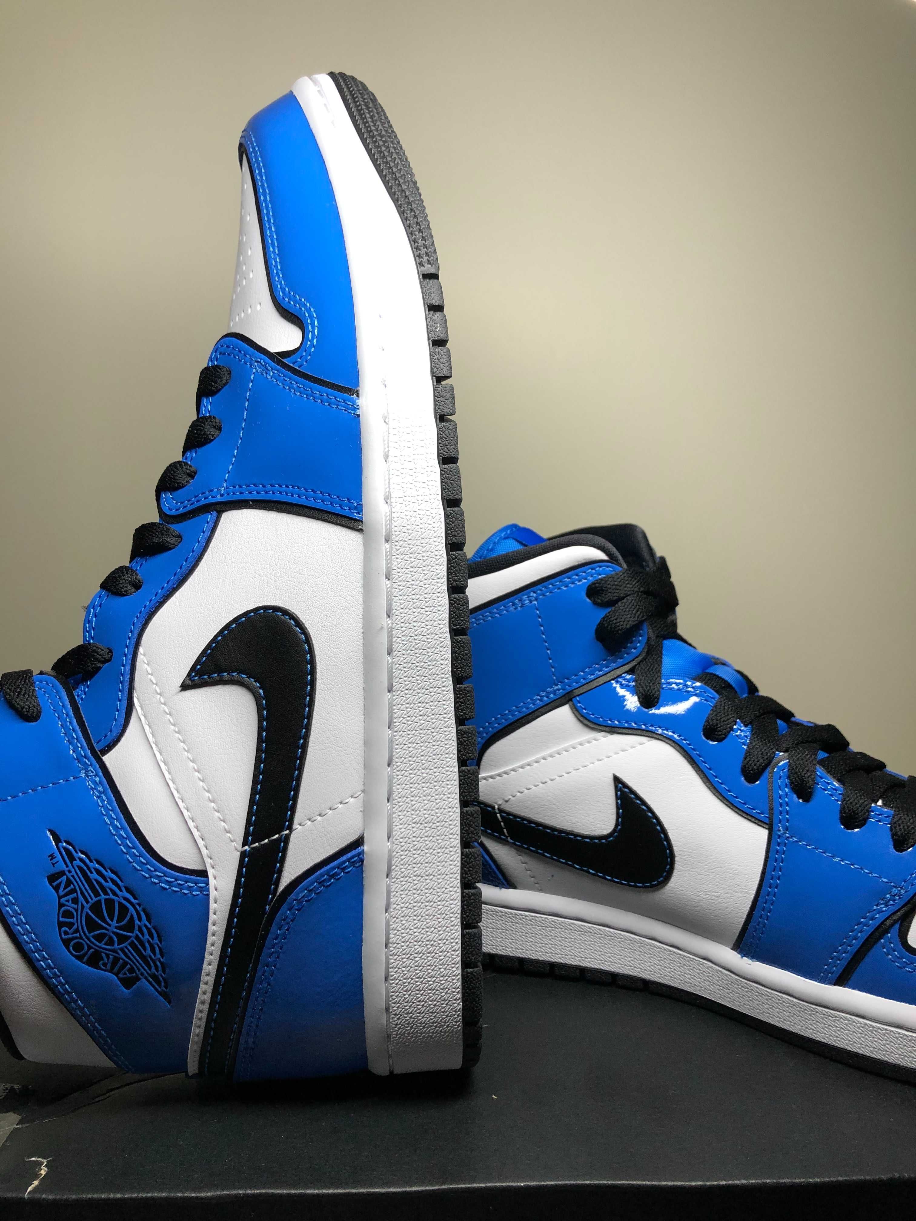 Jordan 1 mid Signal Blue