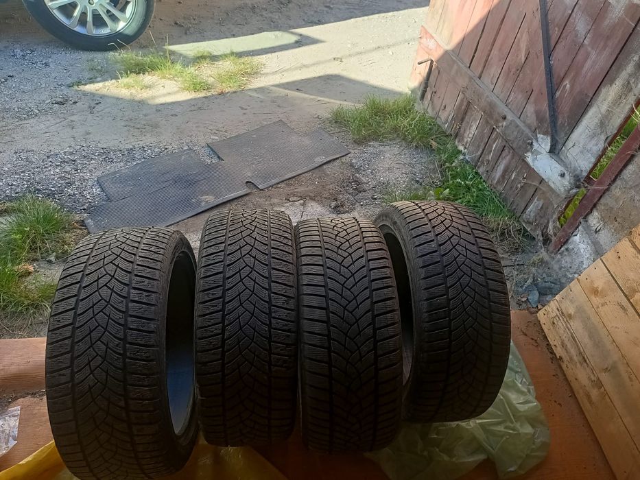 Opony zimowe Goodyear 235/45/18