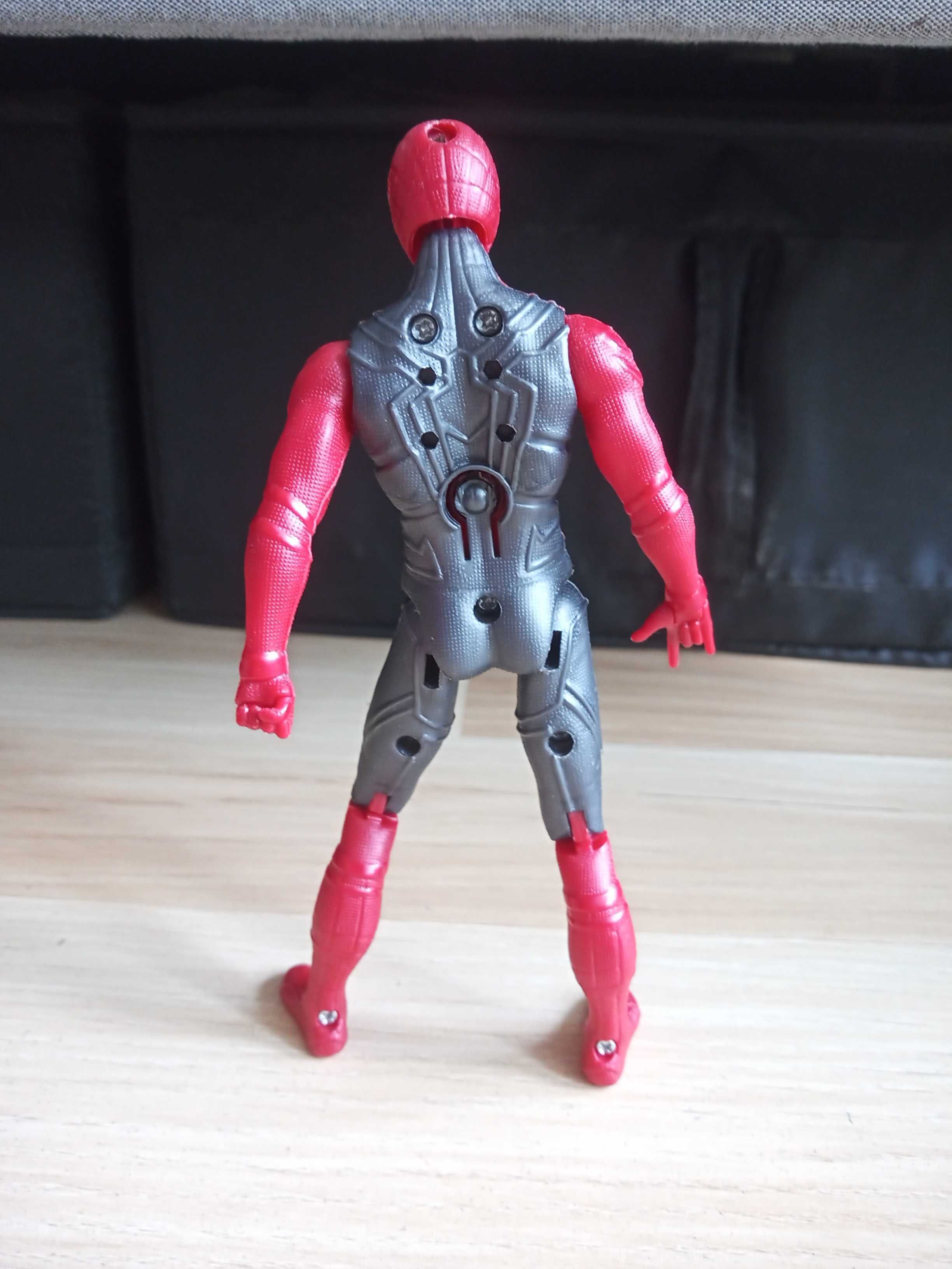 SpiderMan Spider-Man święcący 17 cm Marvel