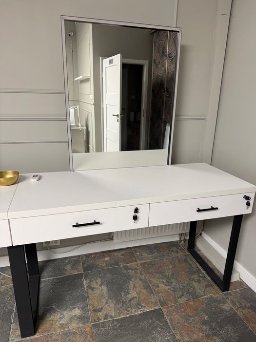 Sprzedam 2 stoliki do makijażu z podświetleniem – razem lub osobno!