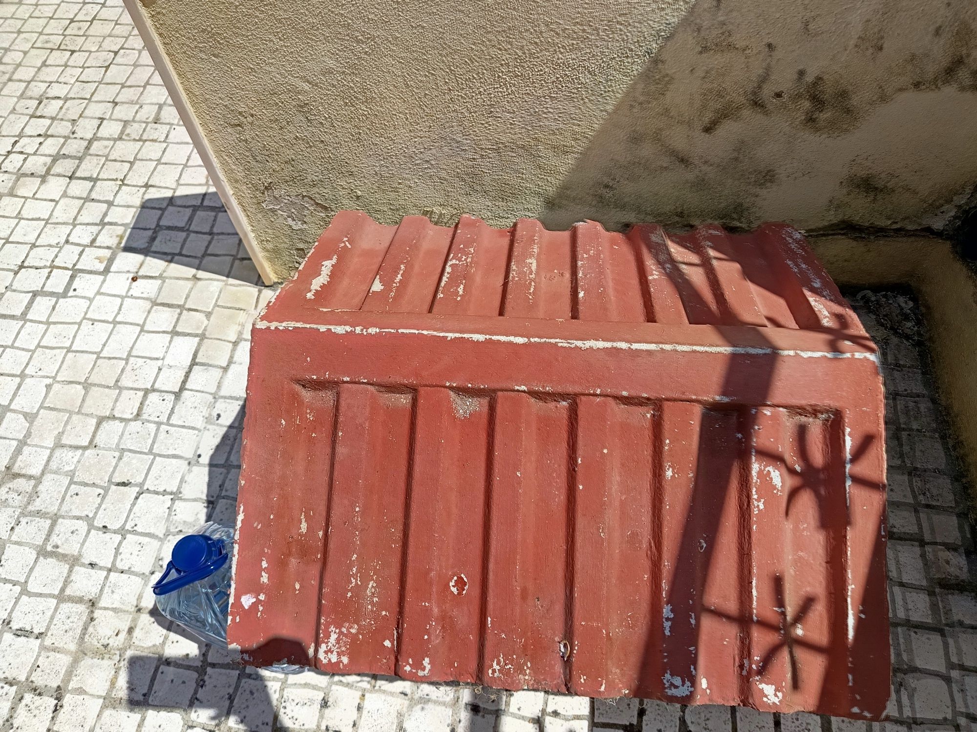 Casota de cão de cimento pequena