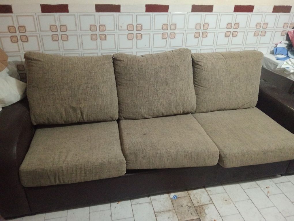 Vendo sofá chaise longue em bom estado.