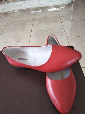 Красная обувь  37 размера
