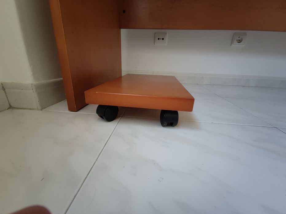 Secretaria com gavetas e suporte PC em cerejeira