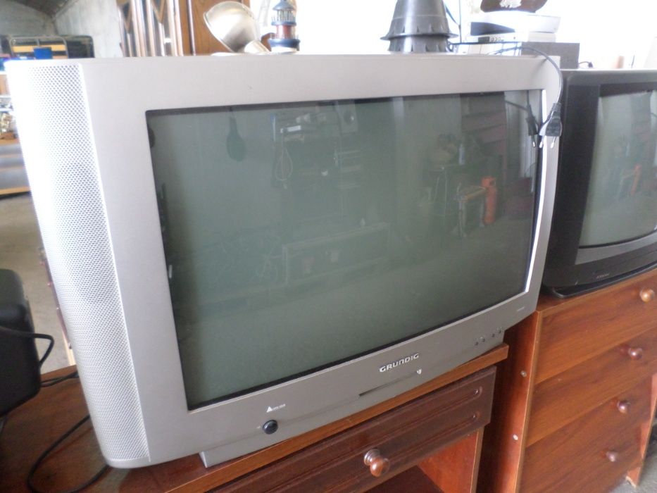 televisão com 70cm de écran