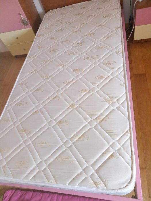 Cama  de solteiro e estrado