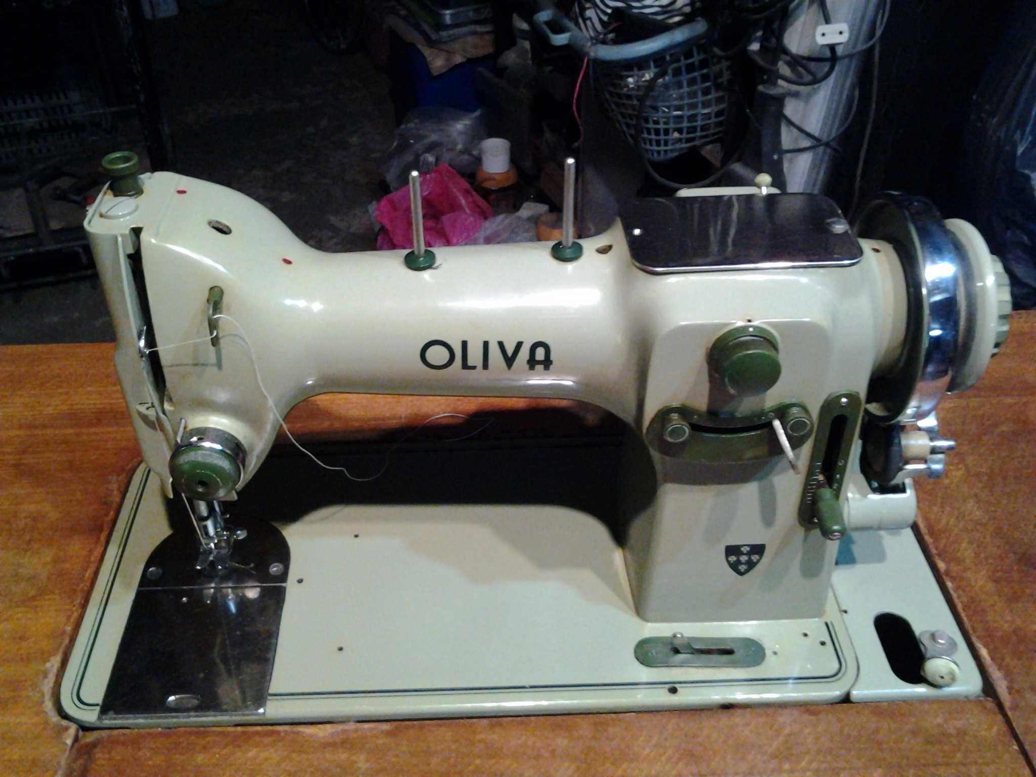 maquina de costura oliva como nova tem livro de instruções