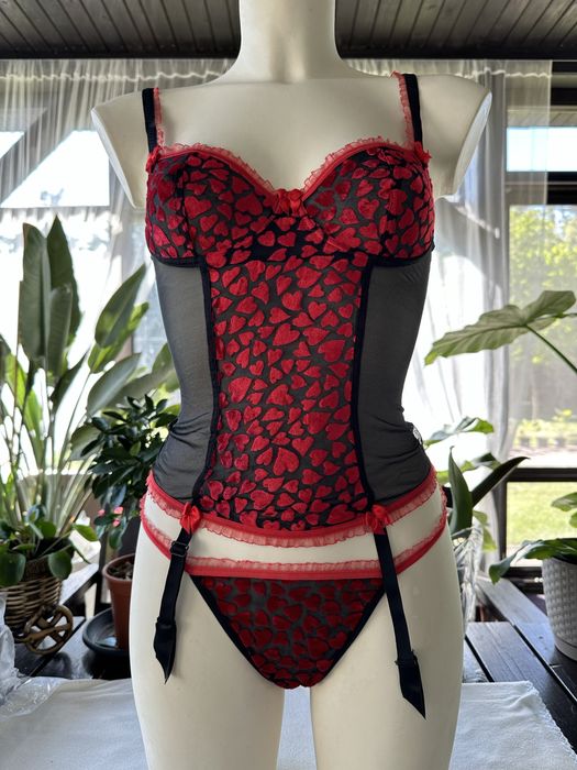 Komplet gorset r. 75C, stringi r. L (498)