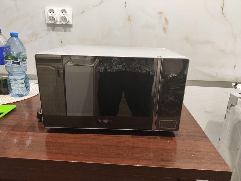 Sprzedam używaną kuchenkę mikrofalową marki Whirlpool.