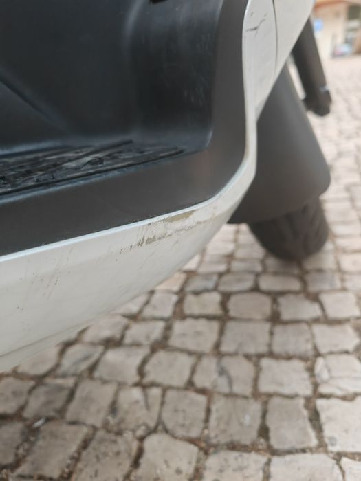 Mota Sym GTS 125i com baú traseiro