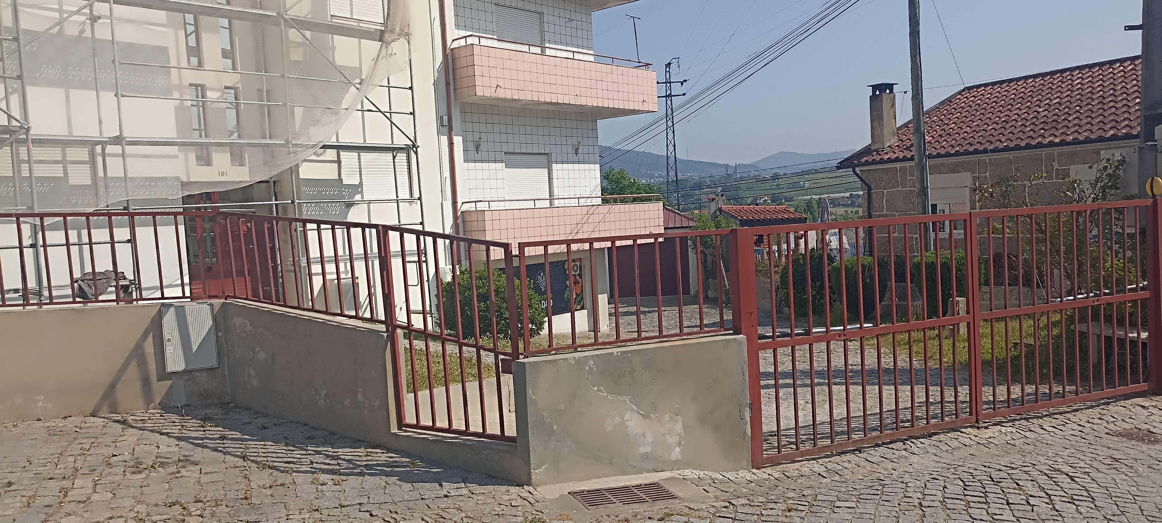 Apartamento T2/ Loja, Aldão, Guimaraes