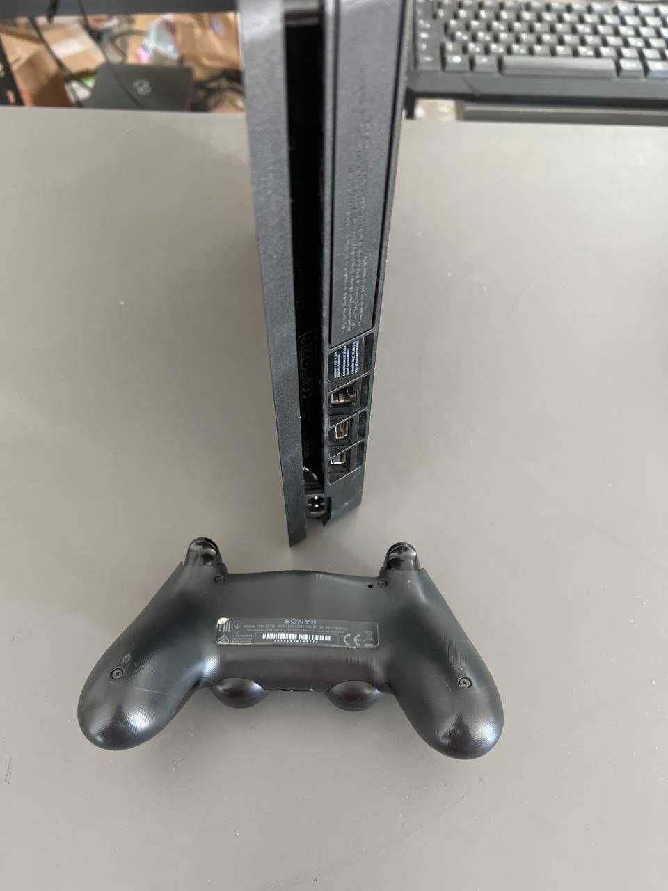 Sony PlayStation 4 (PS4 Slim) Slim 500 GB z joystickiem