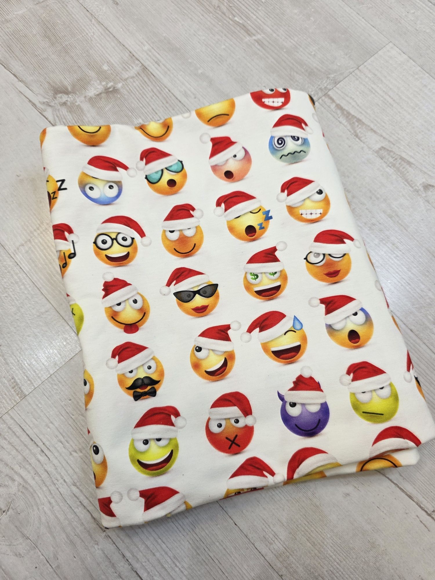 Jersey, materiał do szycia. Świąteczne emotki.
Szer.175
Dł. 1 metr 

M