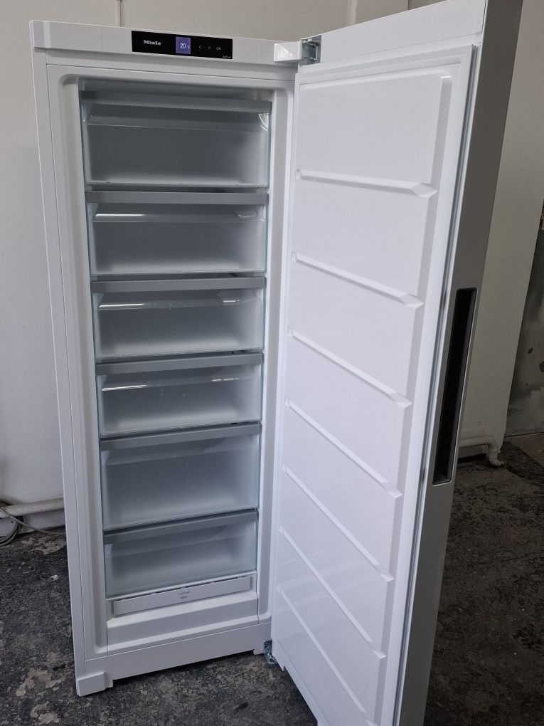 Морозильна камера Miele FN 4342 E ws 240 л