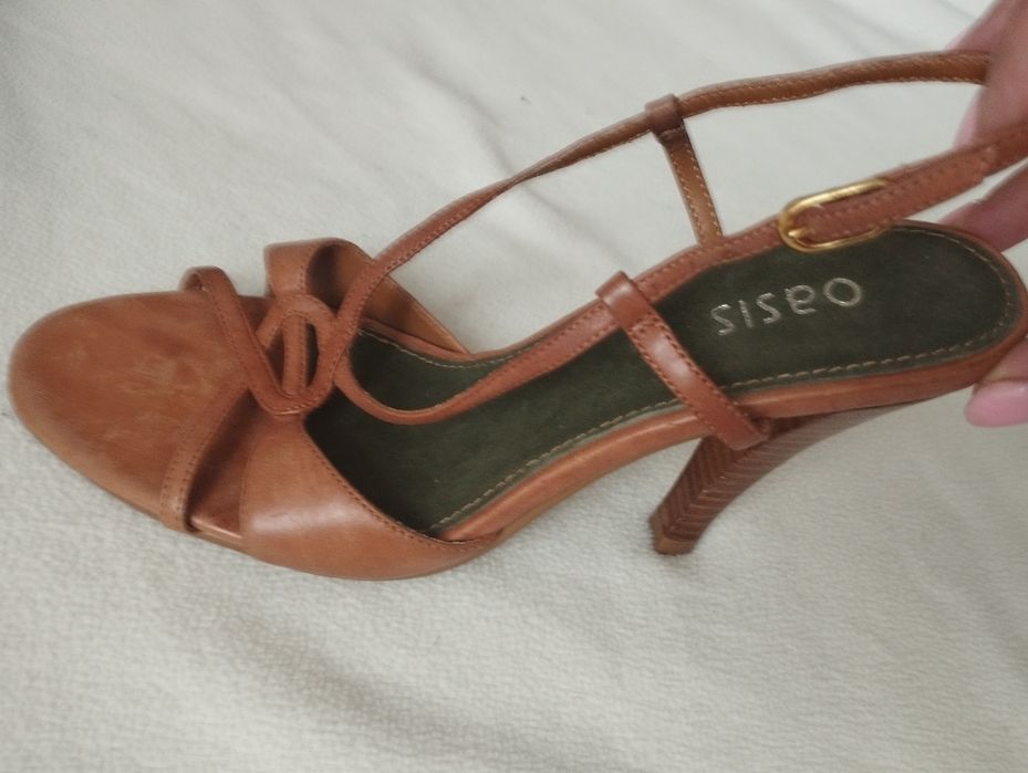 Босоніжки жіночі шкіряні фірми Oasis,нові,світло -коричневий колір