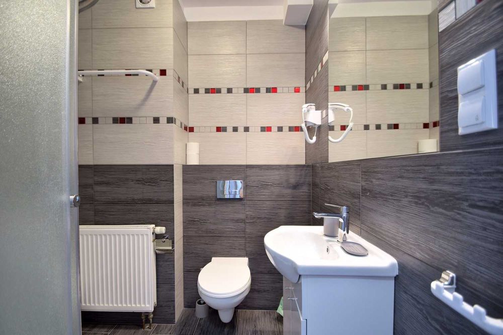 TANIE noclegi, pokoje pracownicze z łazienkami i balkonami w Grzybowie