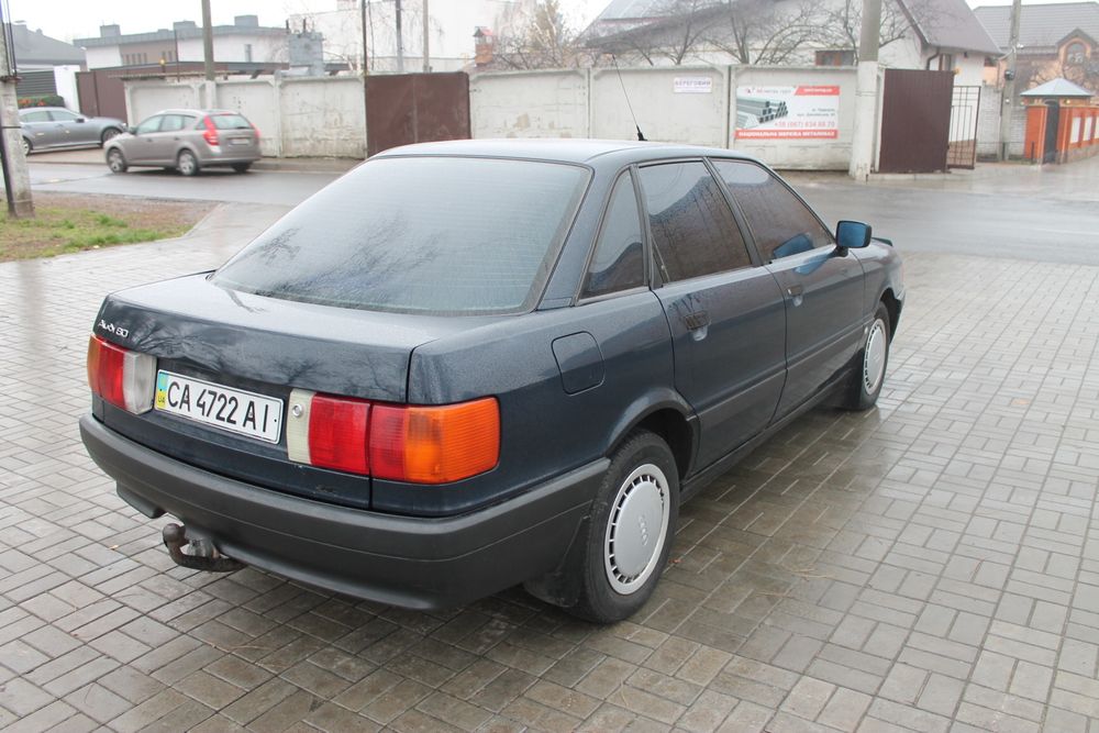 Audi 80        .