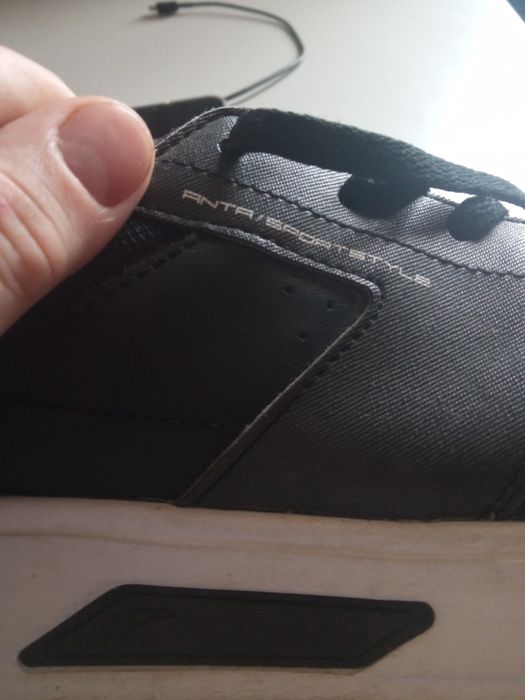 Продам мужские демисезонные кроссовки  - сникерсы Anta .Очень лёгкие.