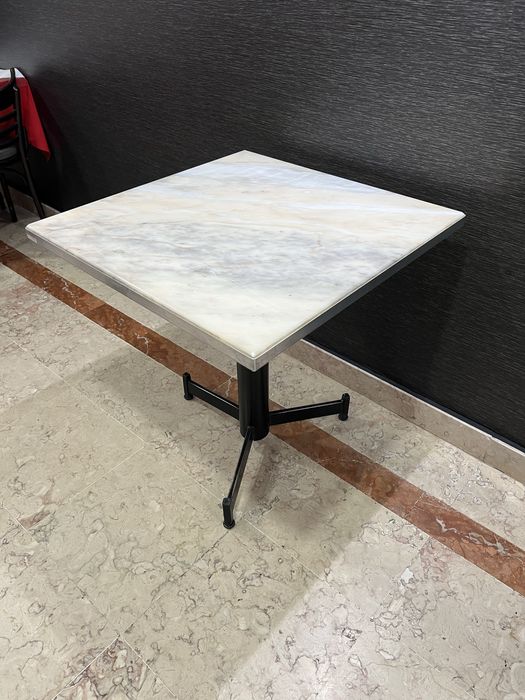 Mesa com tampo de mármore 70x70