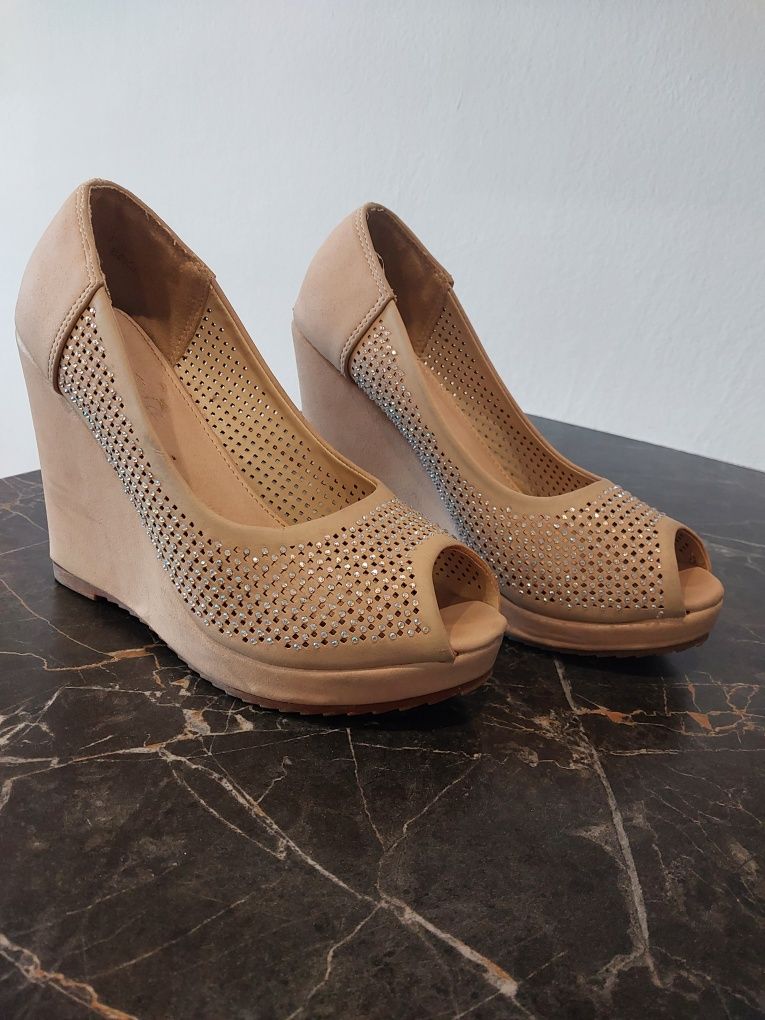 Buty na koturnie
