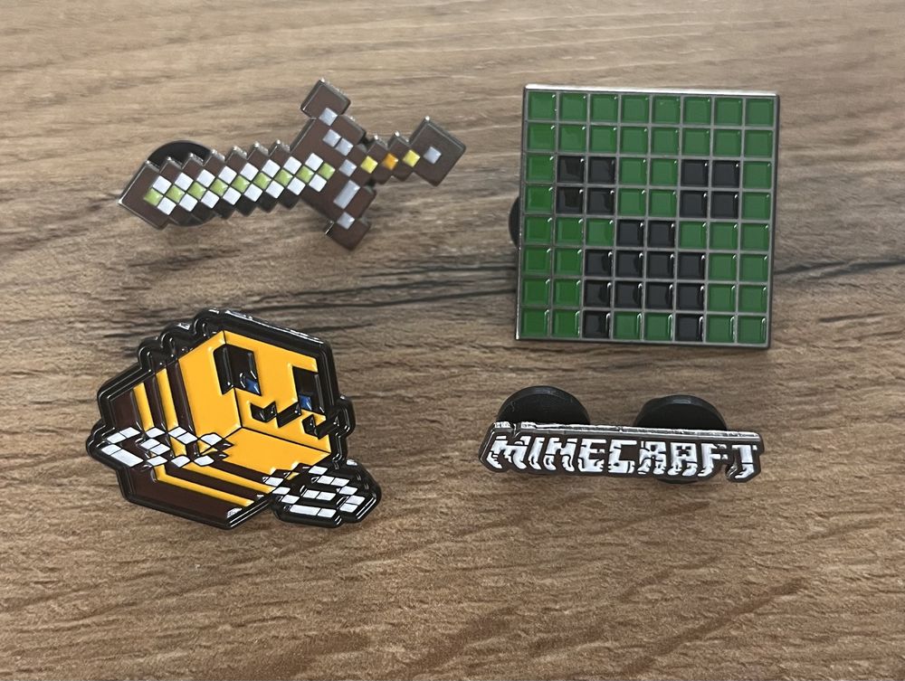 Pin znaczek przypinka badge Minecraft zombie logo miecz