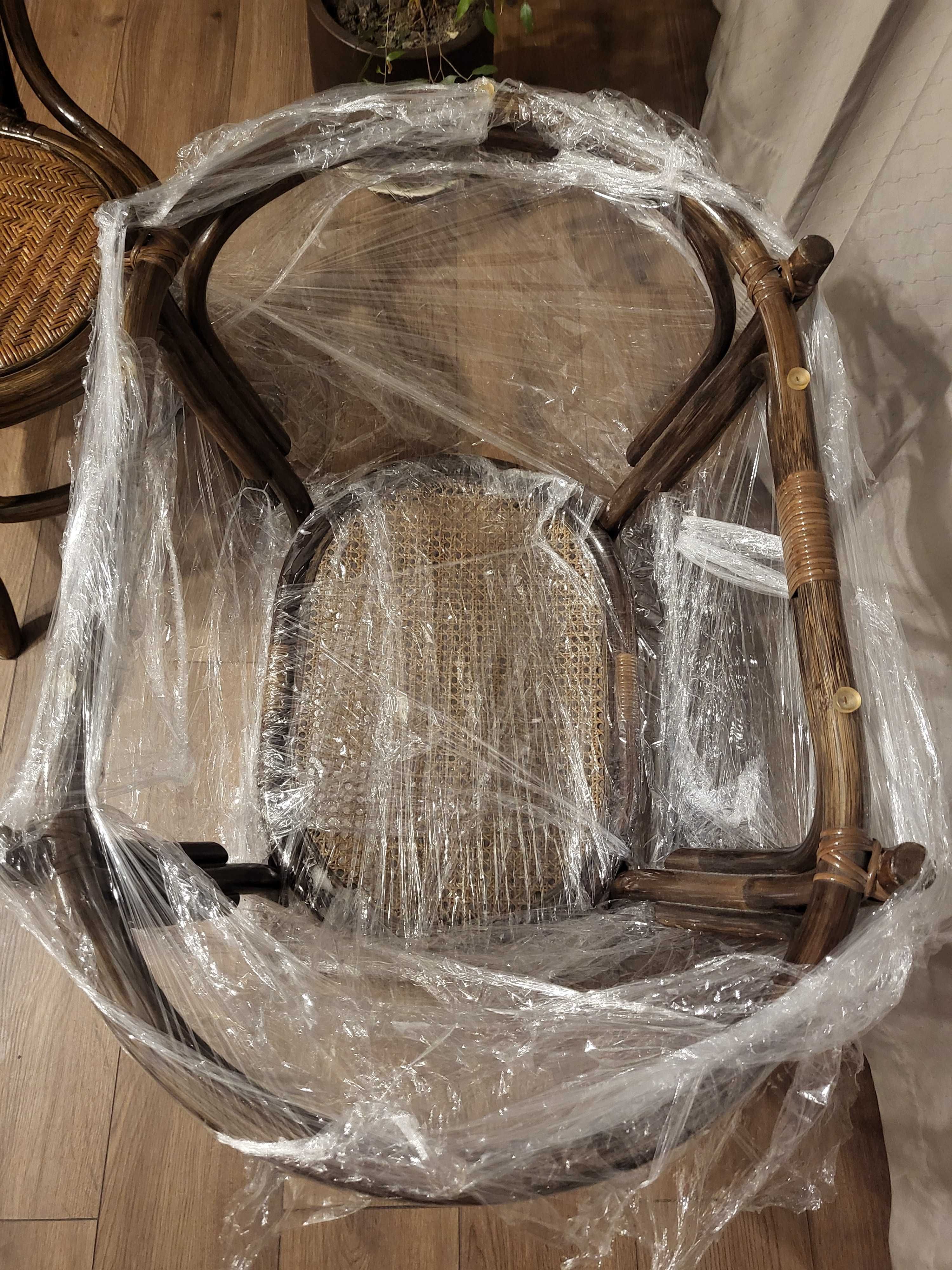 Krzesła, stolik oraz wieszak rattan