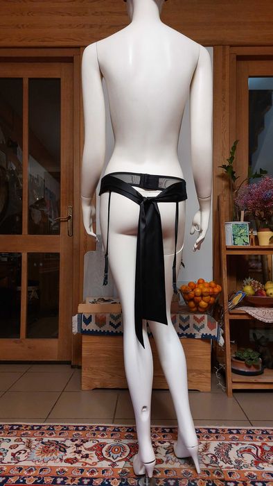 satynowy buduarowy czarny pas do pończoch Victoria's Secret kokarda