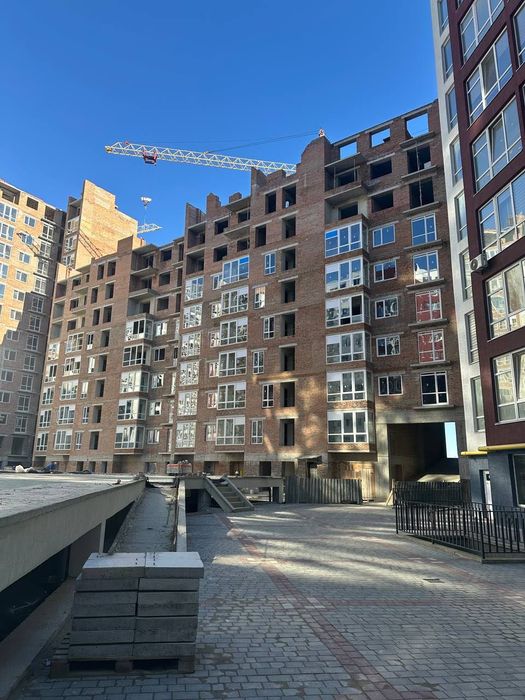 Продаж 1 км квартири поруч з центром