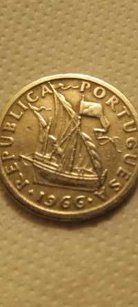 Vendo vinte e duas moedas de 2$50 de 1963 a1985 excelente estado