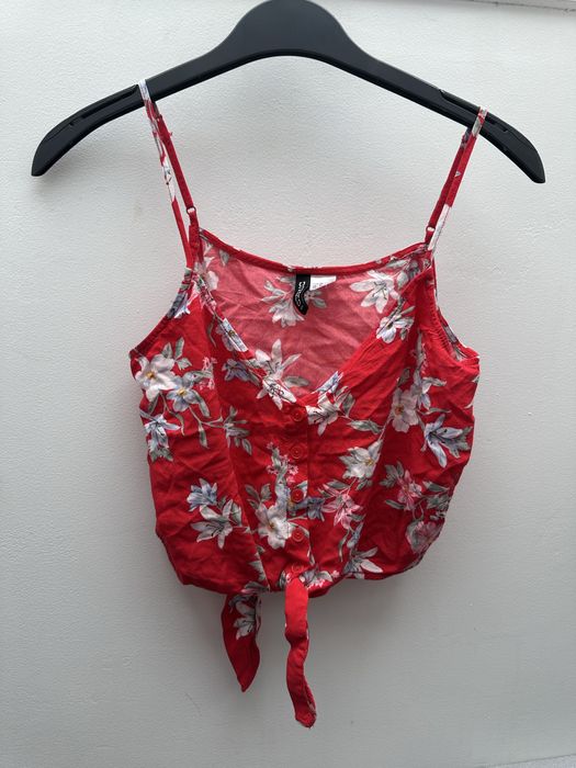 Яскравий літній топ на бретелях з квітковим принтом