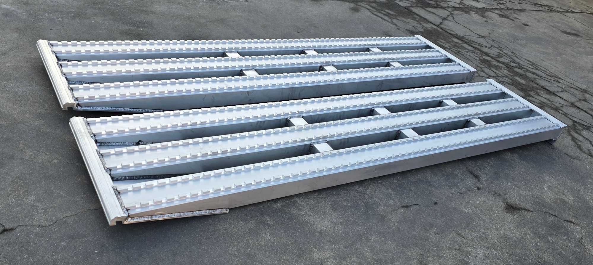 Najazdy aluminiowe PROFESSIONAL 2000x610x120mm mocowanie dolne 22 tony