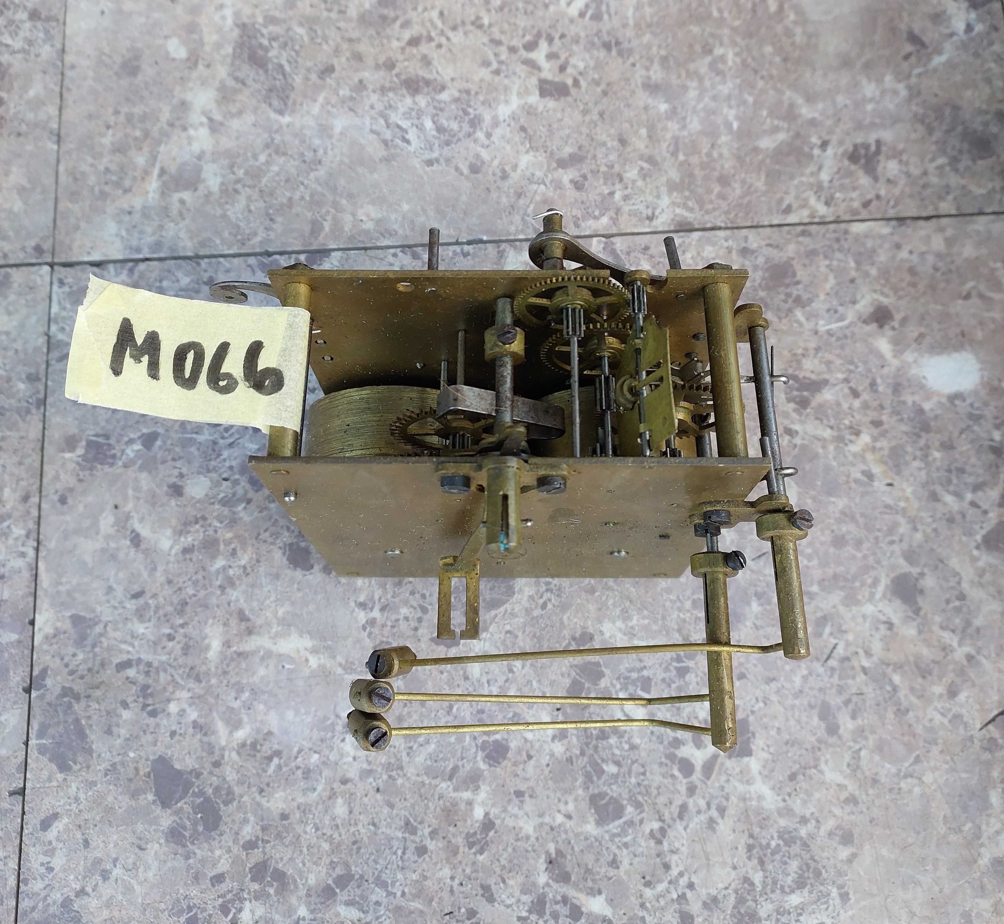 M066 Mechanizm starego zegara bufetowego kominkowego