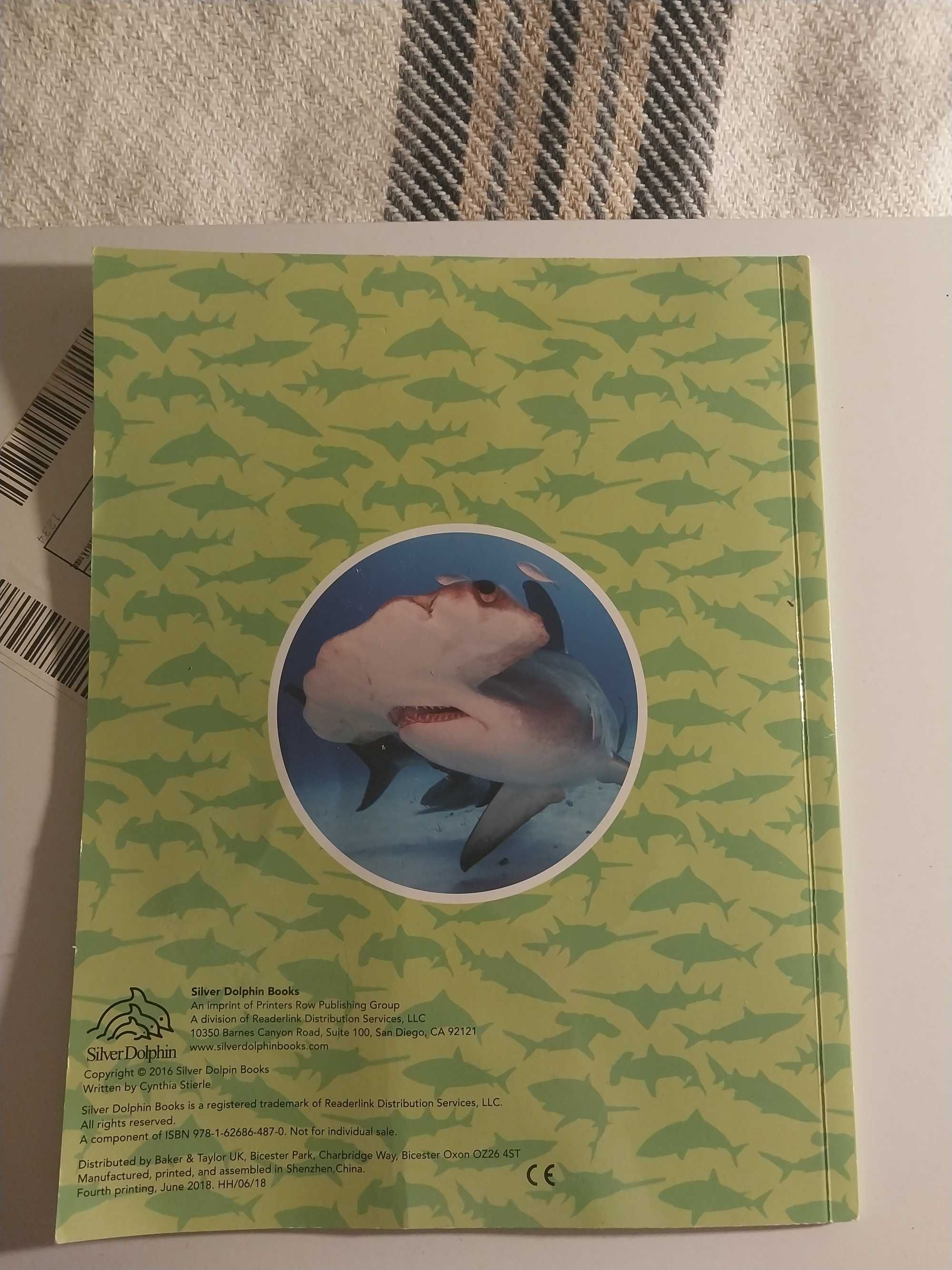 книга для детей и взрослых на английском Amazing world of sharks