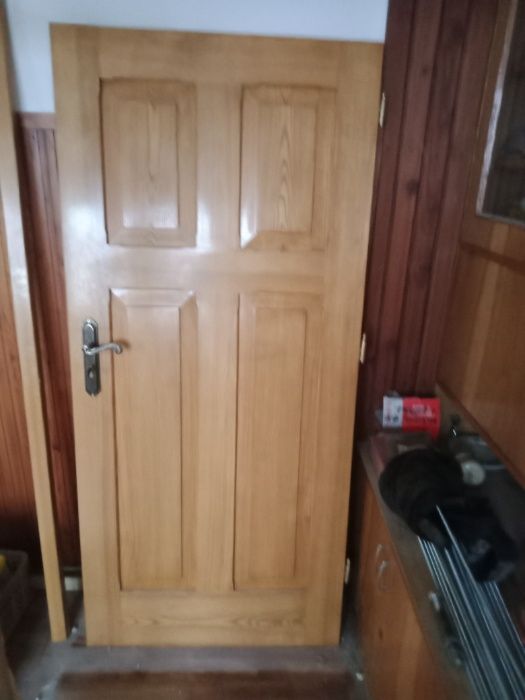 drzwi z drewna jesionowego