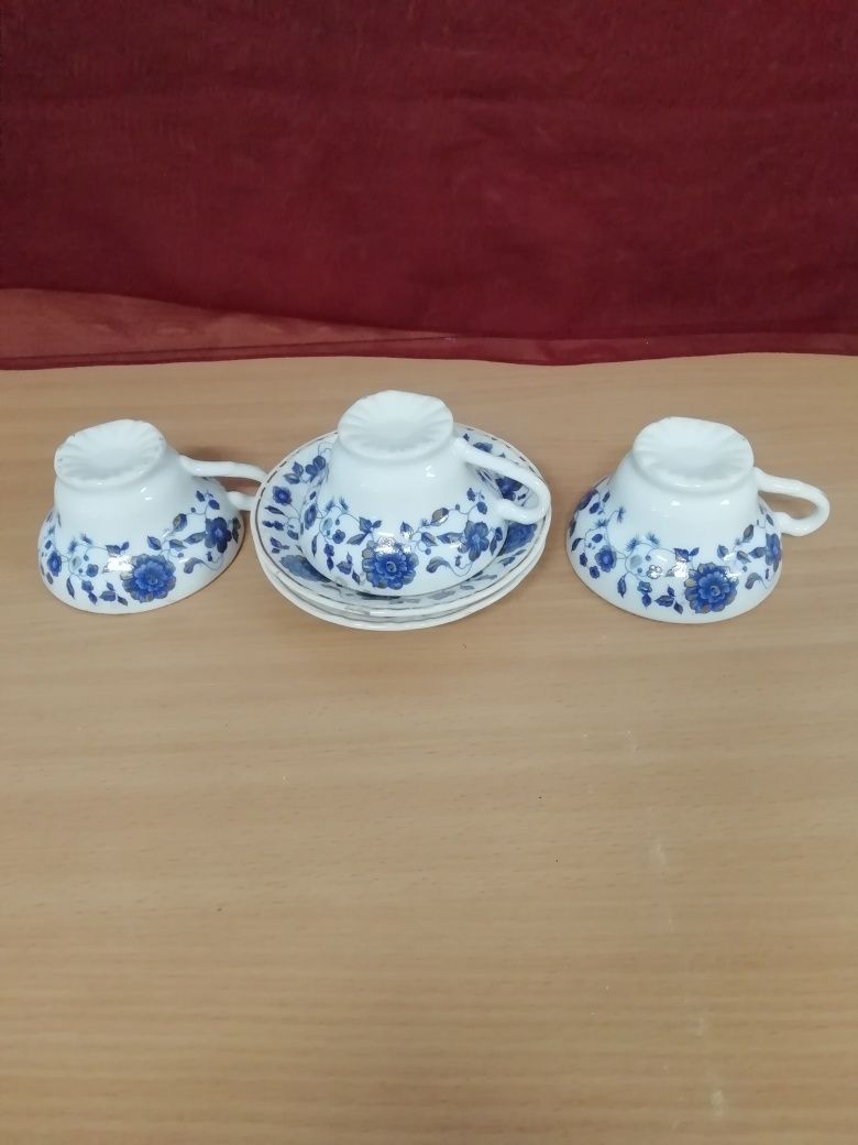 Conjunto de chávenas em porcelana.