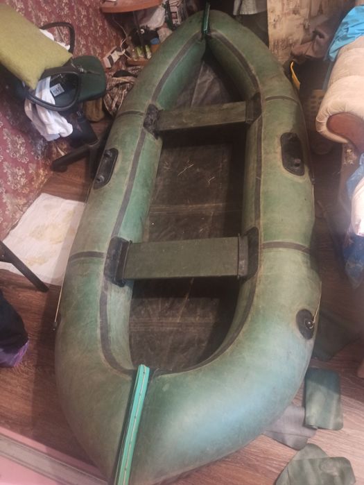 Продам лодку без дир в чехле с вёслами