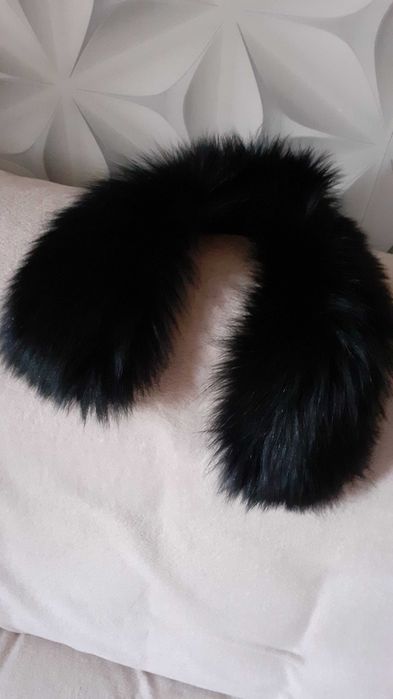 Czarny kołnierz z lisa