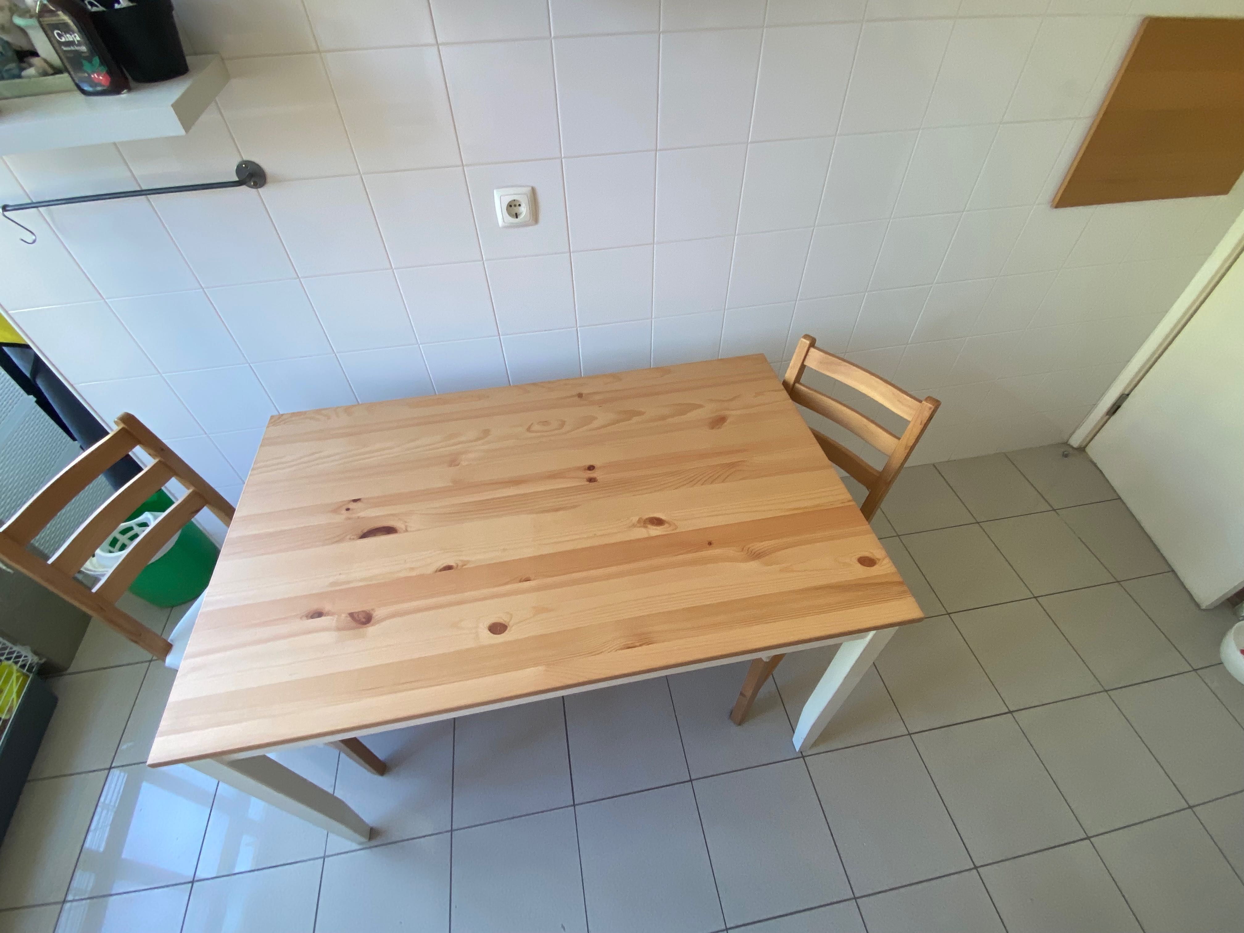 Mesa de cozinha com 2 cadeiras
