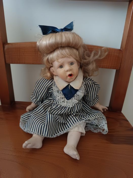 Duas bonecas em porcelana  vintage."gêmeas".