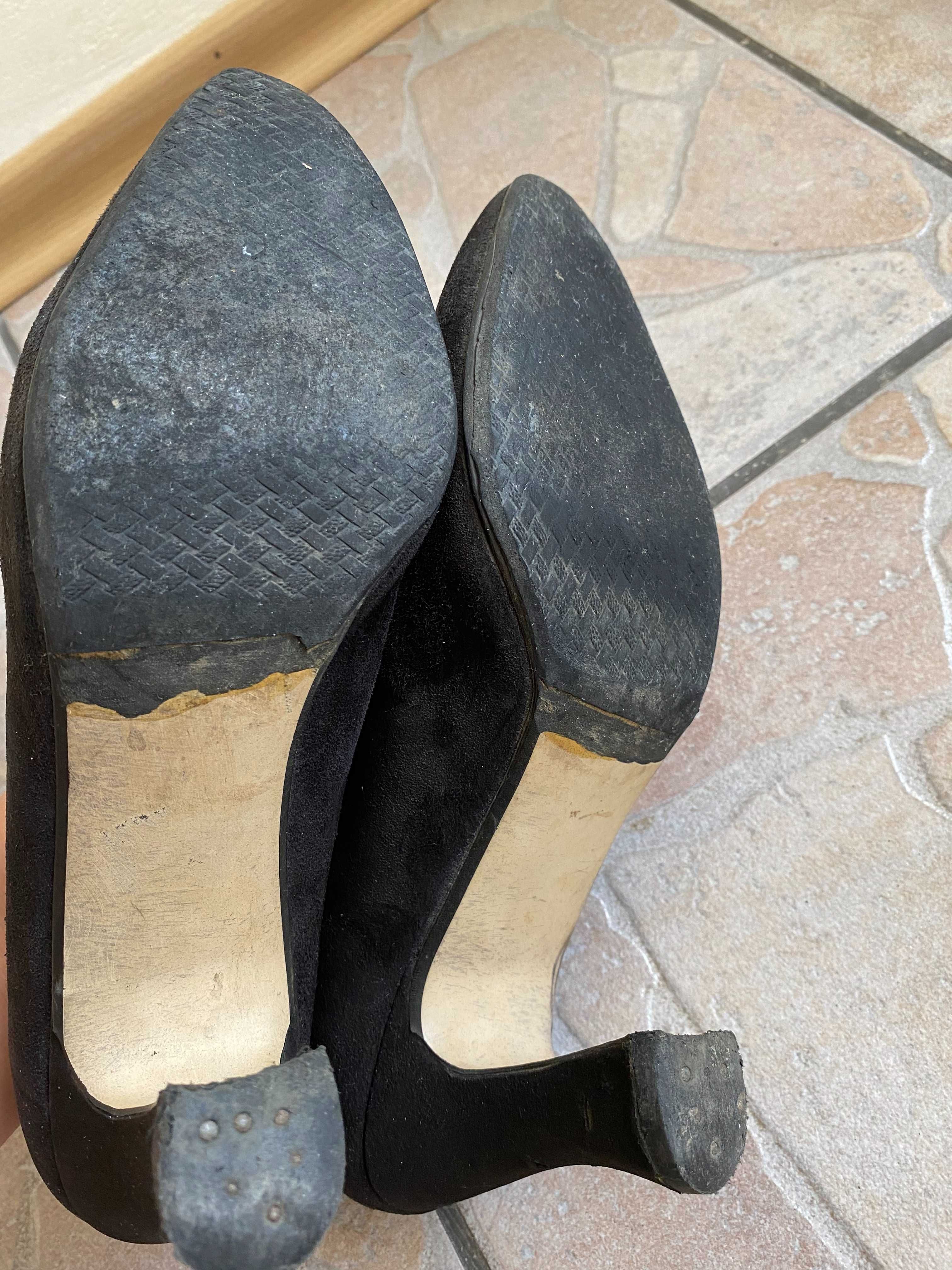 Туфлі-човники чорні, замшеві, 38.5 -39 розмір, каблук 9 см.