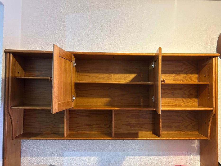 Camas,com prateleira e 2 colchões